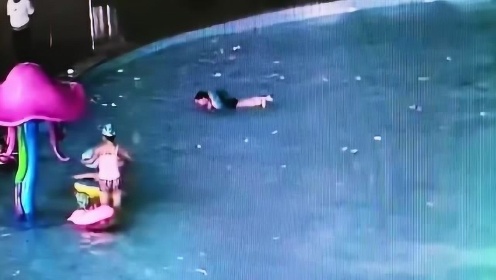 实拍：3岁男童戴泳圈溺水 2分钟后才被发现 嘴唇发紫太吓人