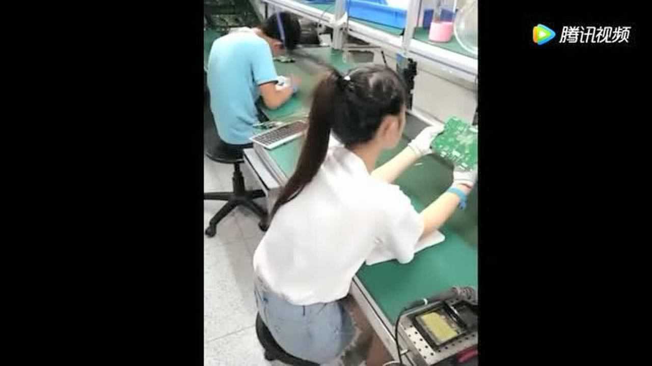 電子廠流水線上美女手上栓著的繩子是幹什麼用