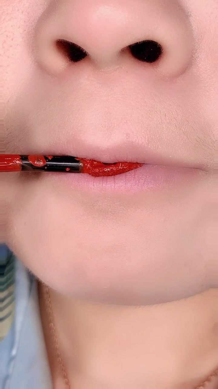 适合大嘴的女生咬唇妆