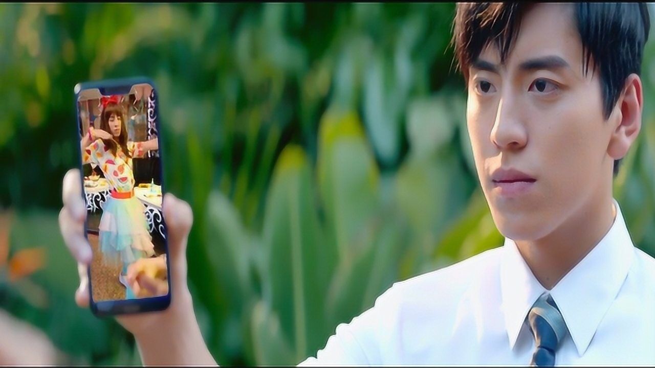 一吻定情:王大陆穿裙子变"小树苗",可以缓解考试压力?