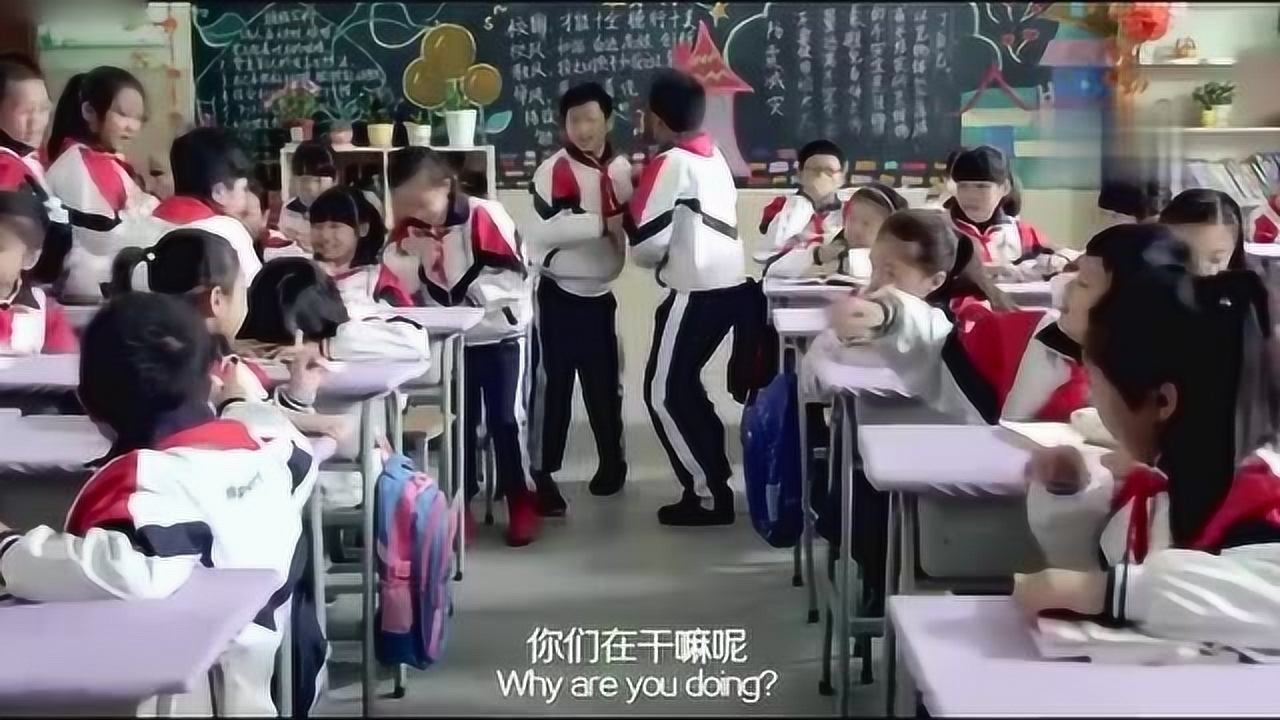 小女孩截肢，课堂上不敢举手尿裤子被嘲笑，男孩的做法暖心了