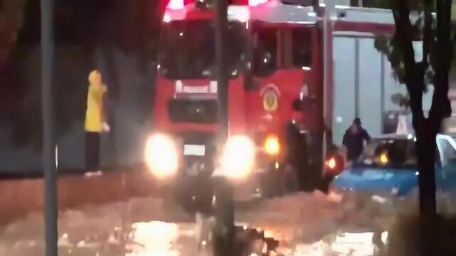 重庆万州暴雨出租车被困 外卖小哥冒雨为客户送奶茶