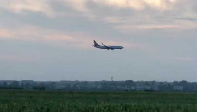 襄阳刘集机场:乌鲁木齐航空波音737降落跑道