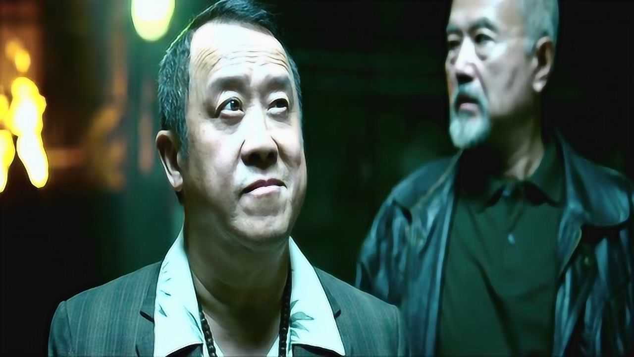 黑帮交易时外面竟传来枪声大佬让对方不要紧张