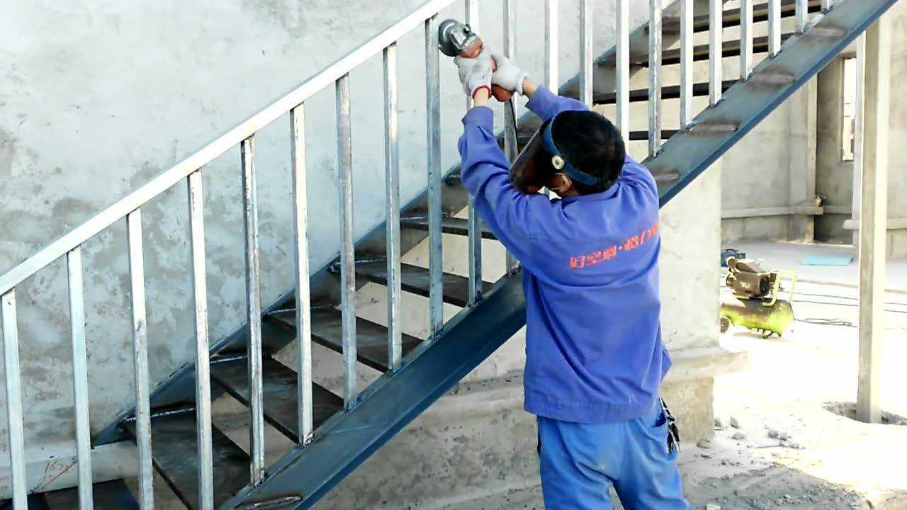 检修屋面上人孔检修钢爬梯做法