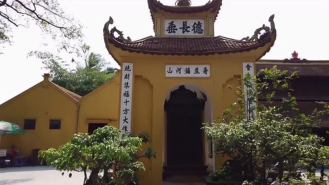 越南河内西湖边上的镇国寺,碰到一群越南学生,校服很时尚