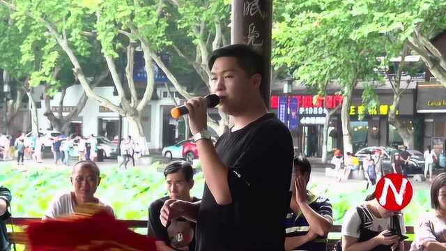 杭州西湖90后小伙免费演出,一首网络歌曲,吸引很多游客