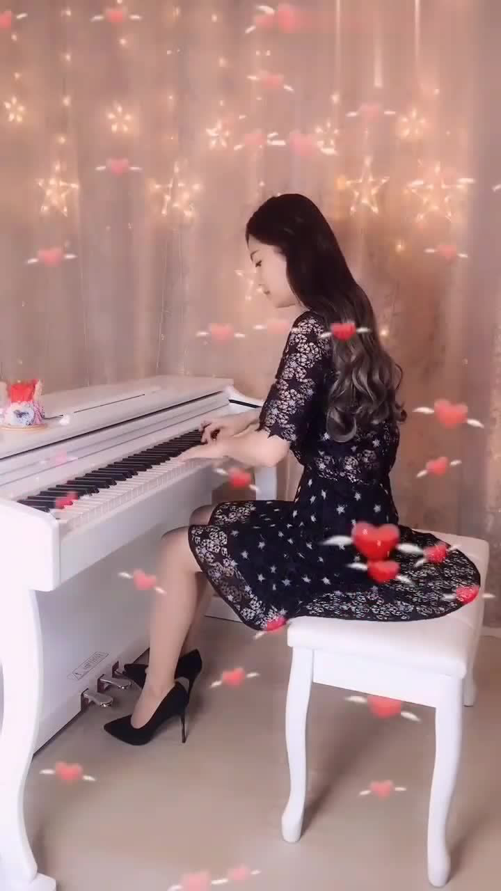 美女钢琴弹奏来自天堂的魔鬼一双黑色高跟鞋女人味十足