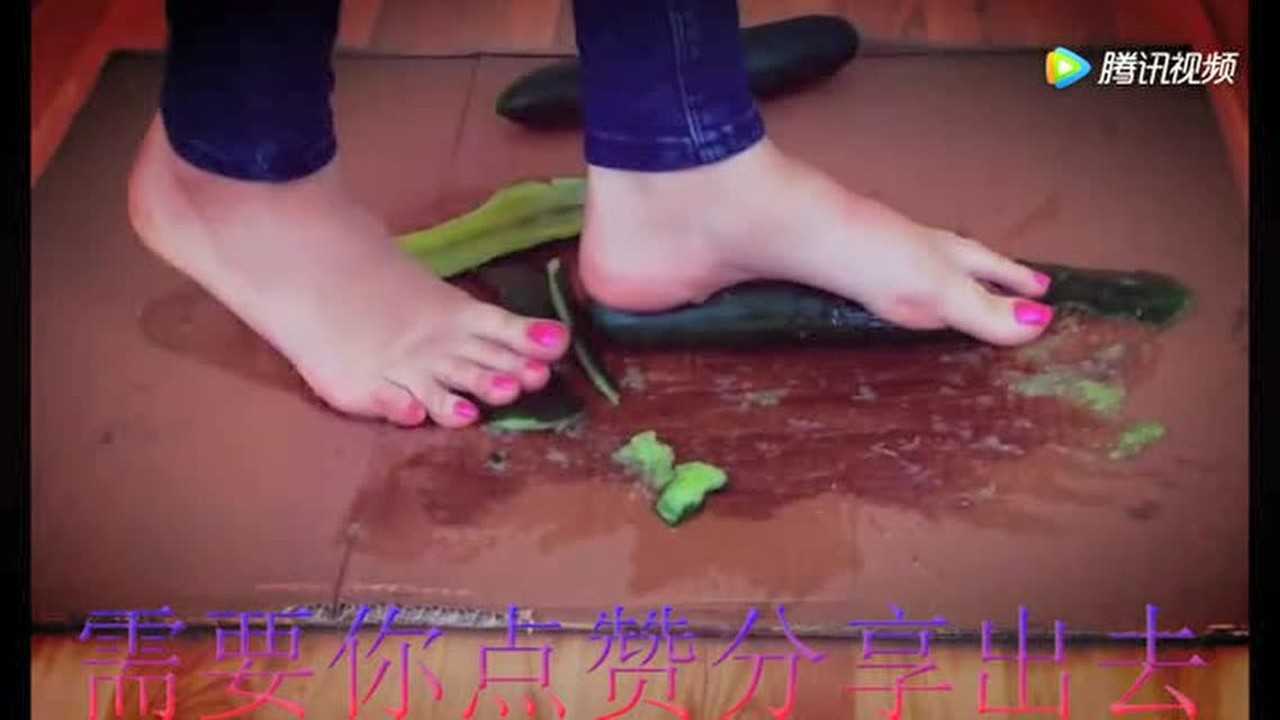 一根黄瓜能承受多少斤的重量美女试验踩黄瓜