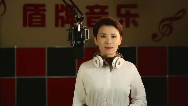 美女姜青录音棚现场一曲《多年以后》太有感觉啦