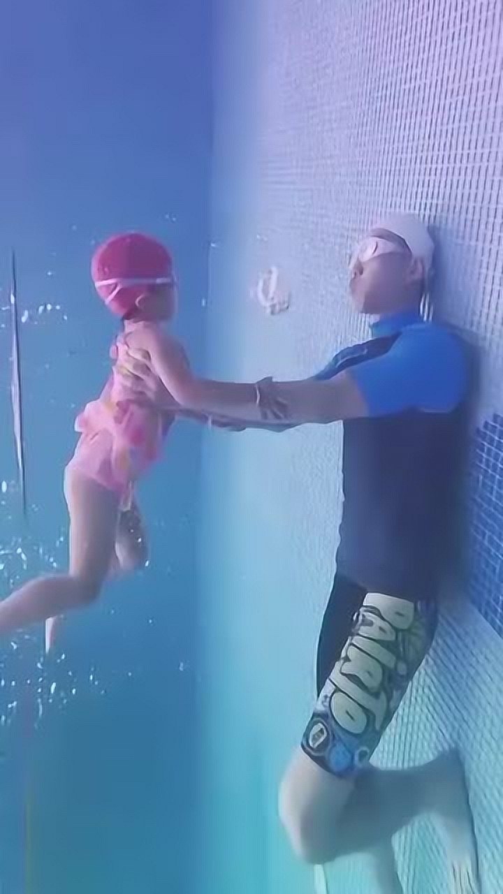 吐烟圈的技术用来吐水圈这个爸爸太酷了