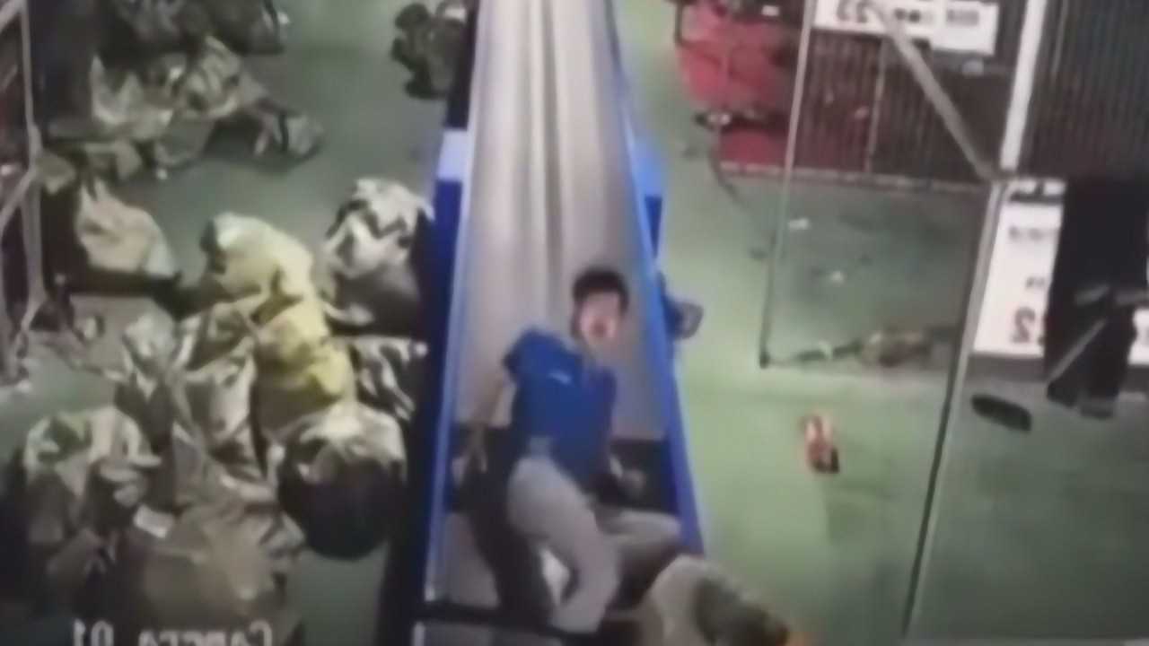 男子惨遭卷进传送带短短10秒只剩头监控拍下绝望全过程