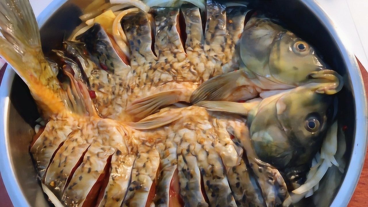 吃了三十年鲤鱼,这种做法最好吃,不煮不炸,不放一滴水,三斤不够吃