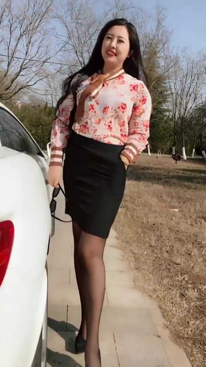 这是我的丈母娘,丝袜配高跟鞋,这气质也是没谁了