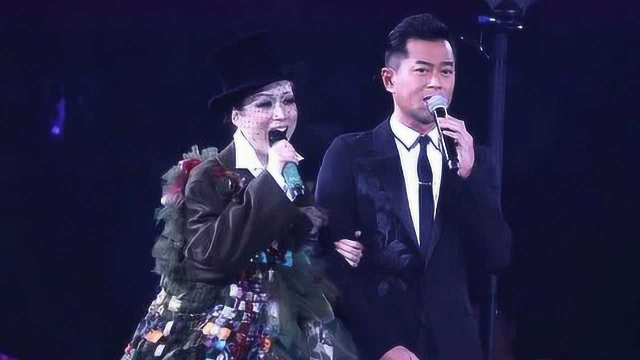 古天乐被郑秀文挽着胳膊拽来拽去演唱当年情开口全场尖叫