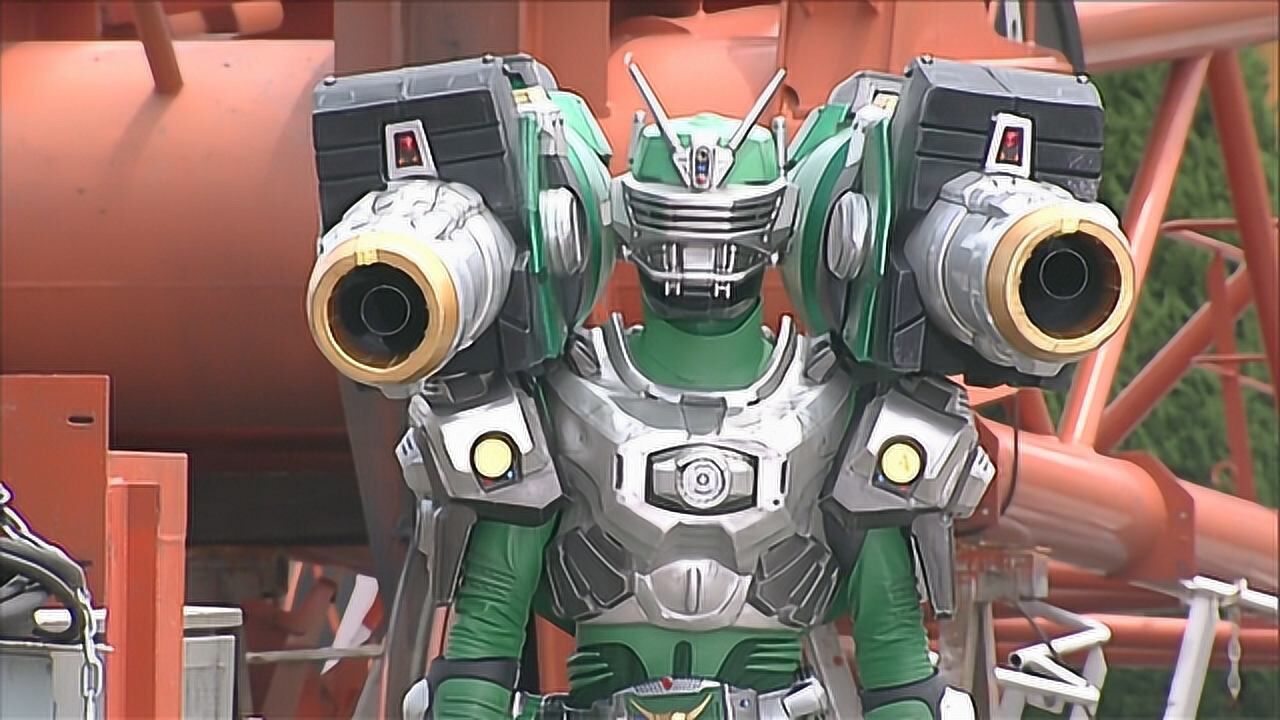 假面骑士龙骑:王蛇大牙决战,铁兵背后来个大,两人瞬间轰趴下!