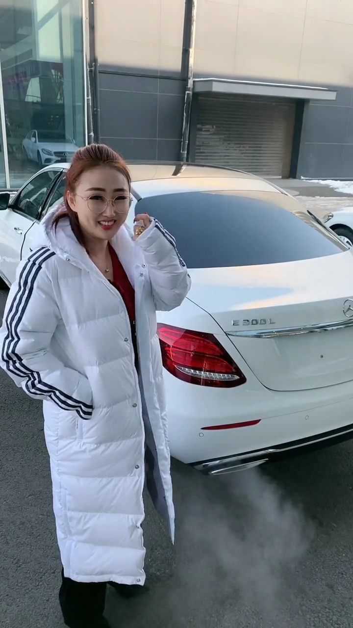 美女的奔驰e300太帅了