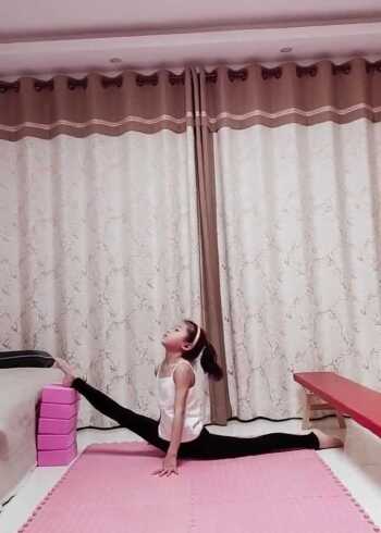 小女孩秀极限大劈叉,还能顺带着下腰,这柔韧性我服了