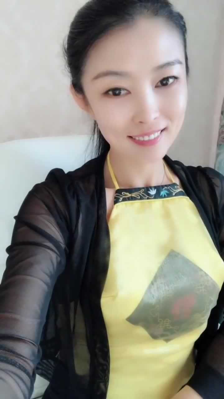 这位美女火了舌头可以伸这么长网友舌头长很特别