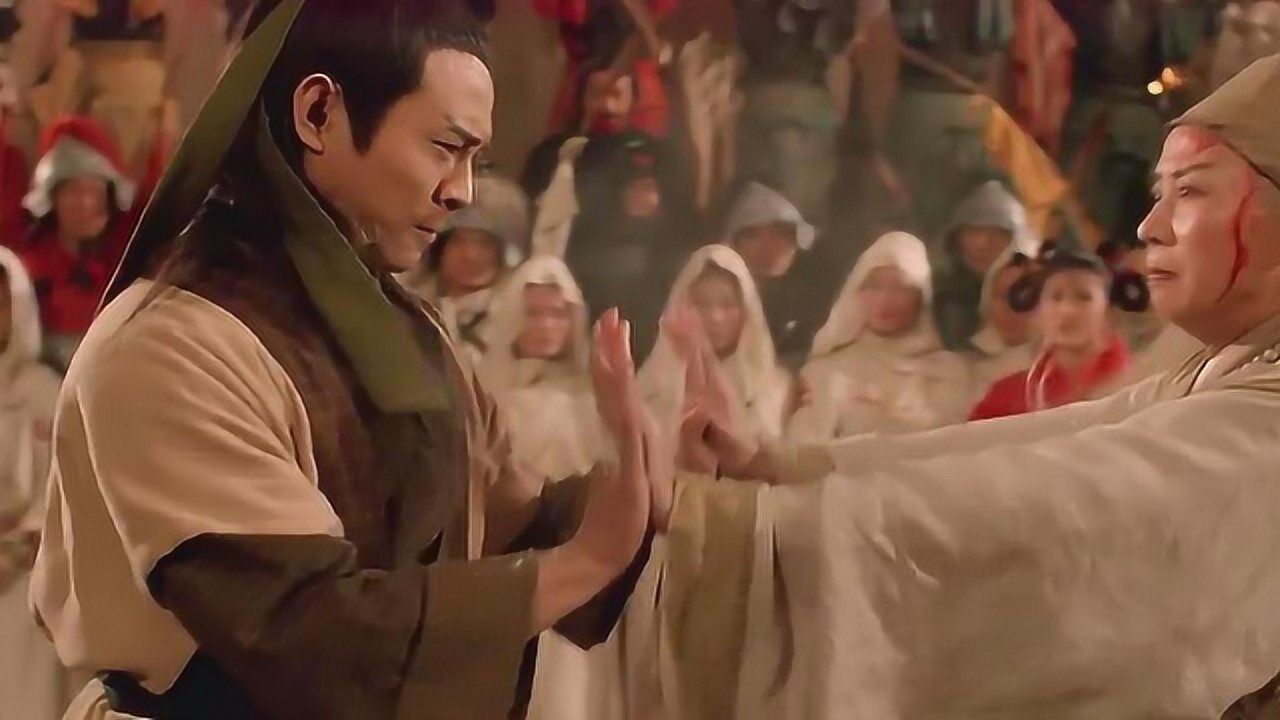 张无忌使出乾坤大挪移夺走倚天剑然后狂扇灭绝师太的嘴巴