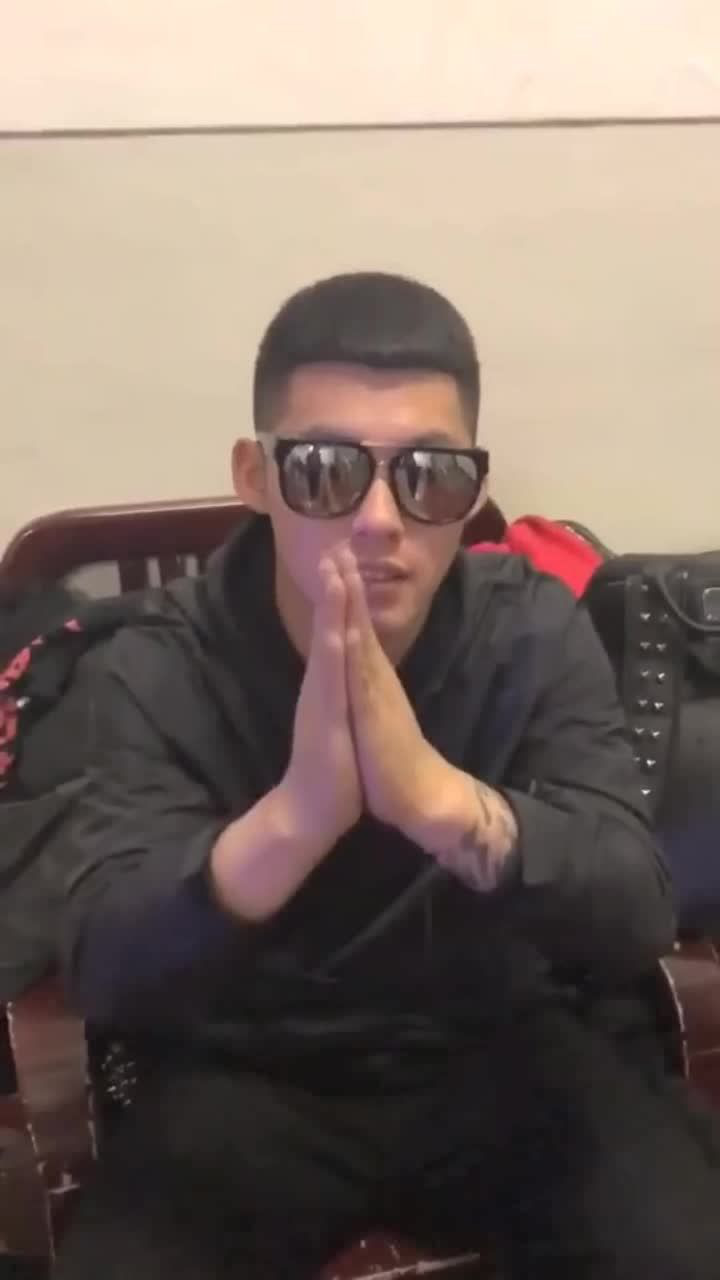 四平青年:阿厦跟男子在后台研究新段子,墨镜一戴属实有气质