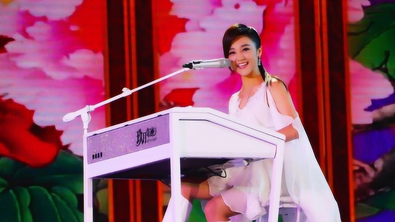 绝了玖月奇迹王小玮现场演奏铁血丹心不愧是中国双排键第一人