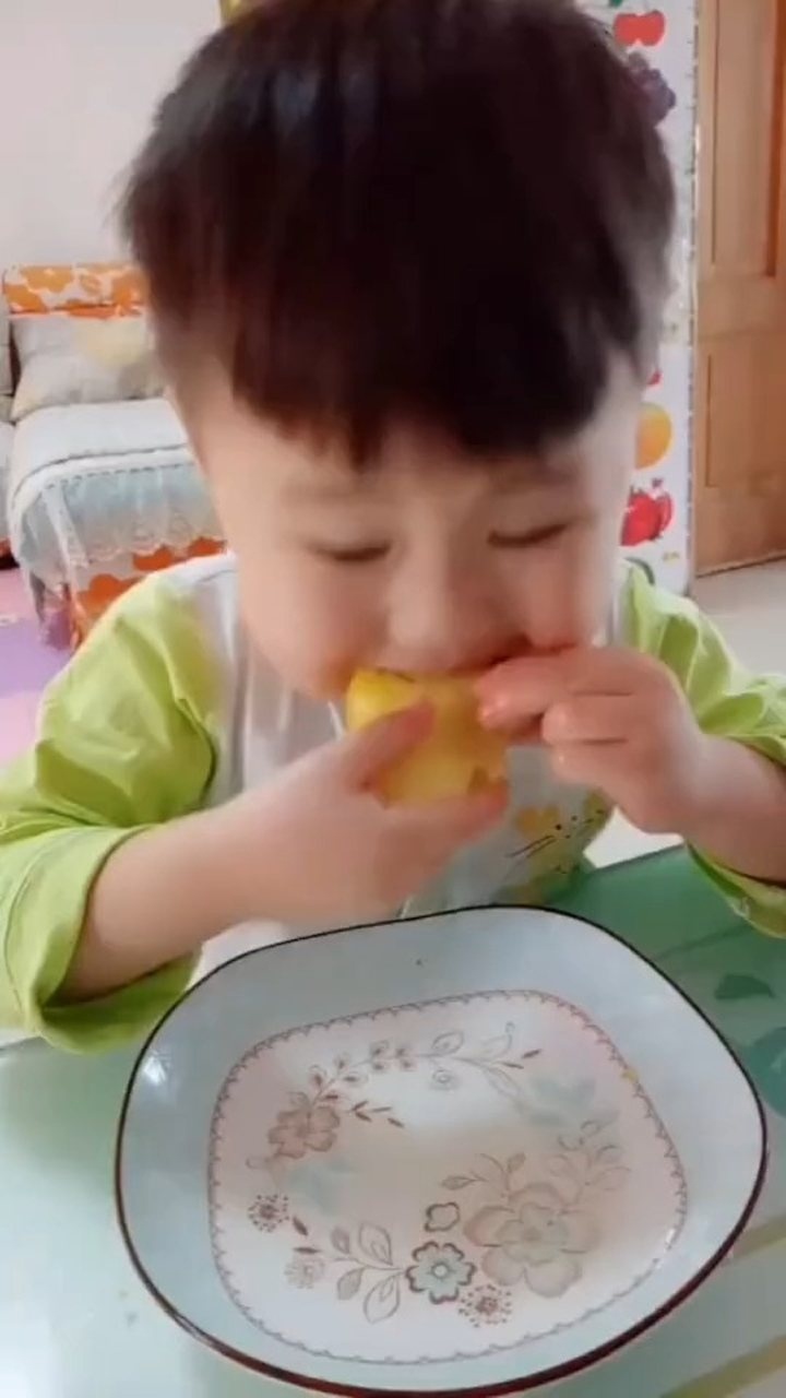 小宝宝挑战吃菠萝,这小表情快酸迷瞪了