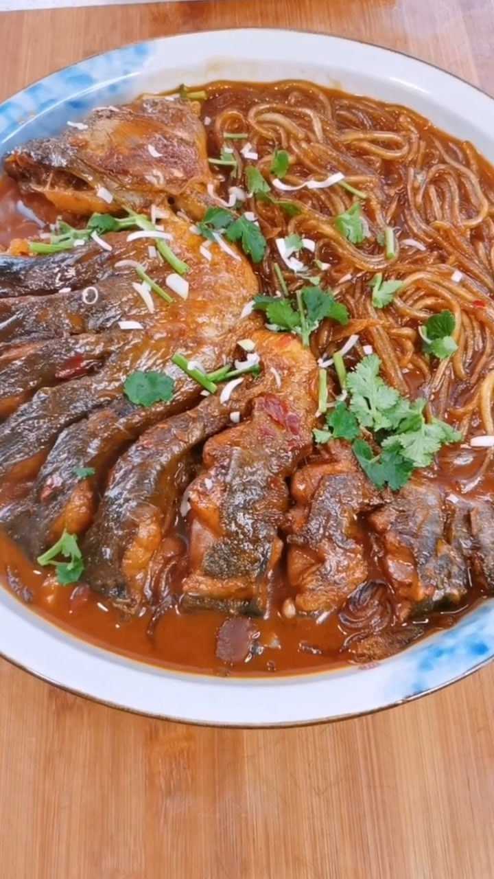 粉条炖鱼的制作教程.