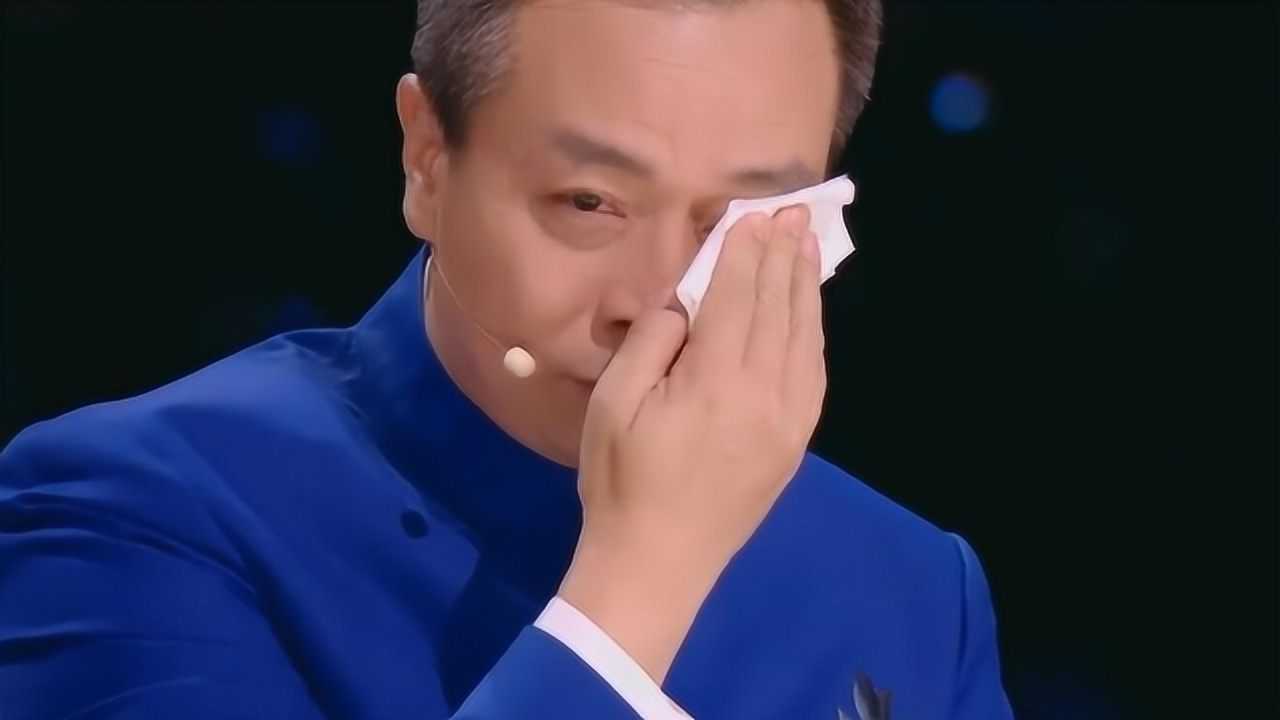 9岁患儿陈果毅坐轮椅上台,一首《父亲写的散文诗》