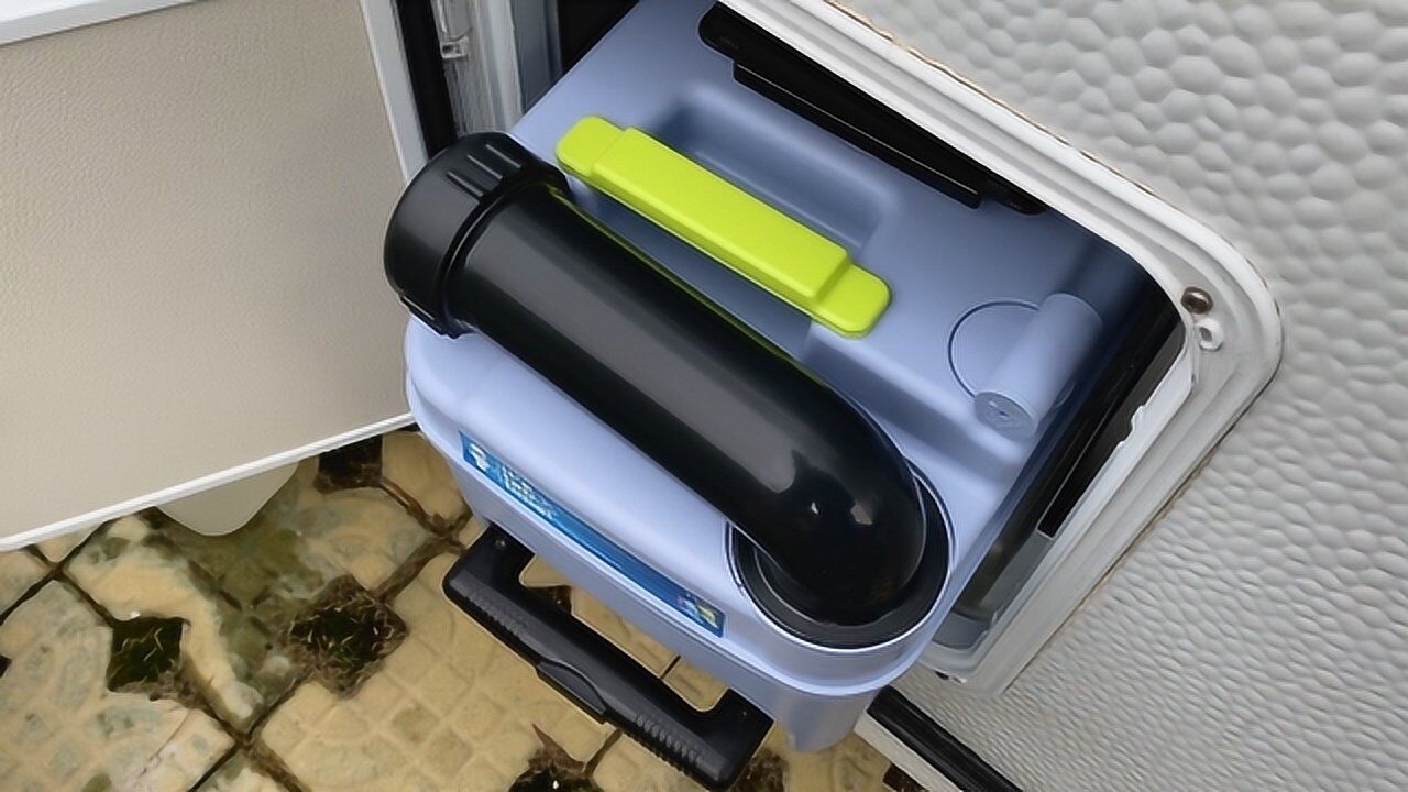 了解房车生活,先从倒马桶开始,来看子游絮絮叨叨教大家倒黑水箱