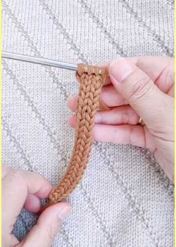 手工针织 棒针带子的编织教程,4针下针,循环编织就可以了,很简单的哦
