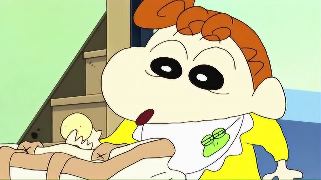 刚出生的小葵就开始哄比她还小的婴儿