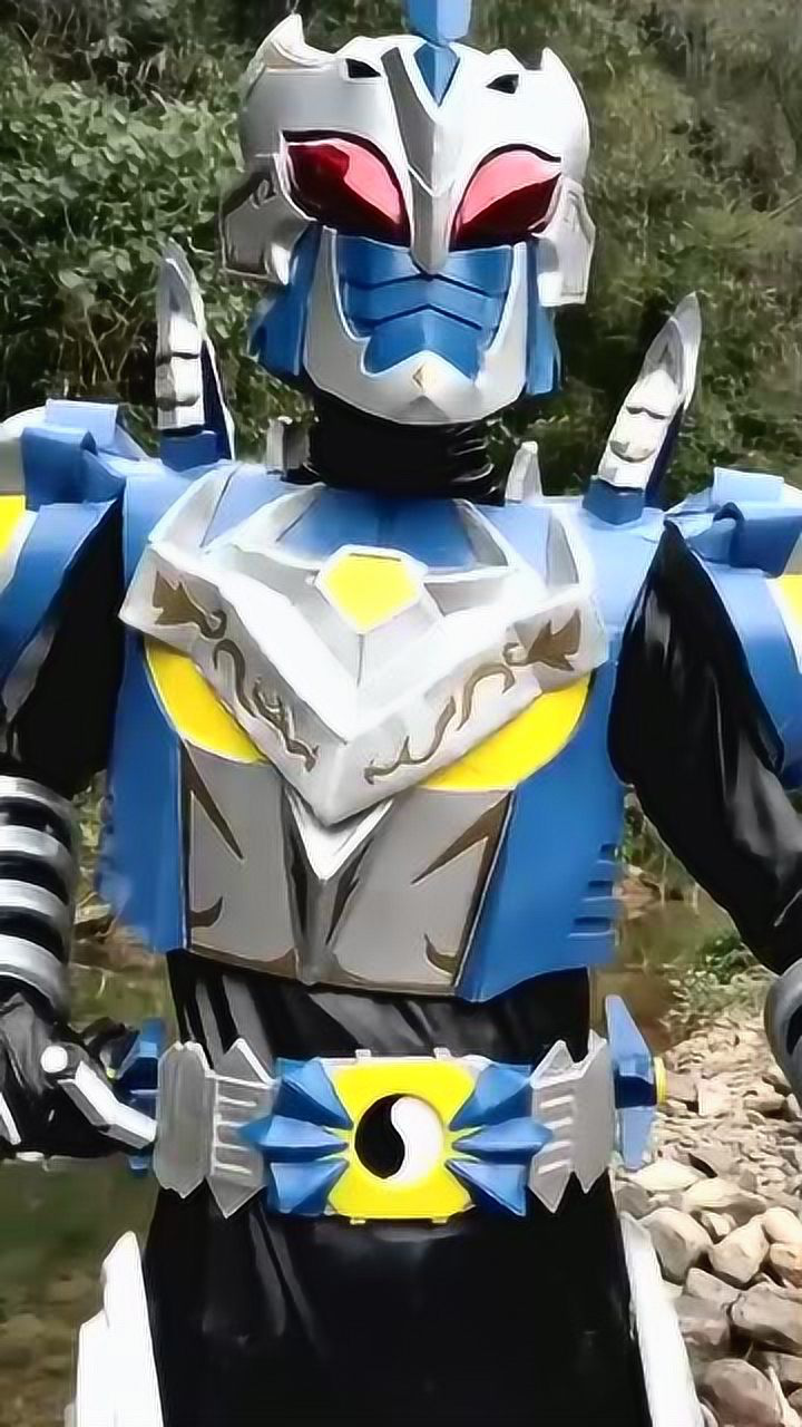 小伙变身风鹰铠甲一个动作帅气变身原谅我没忍住