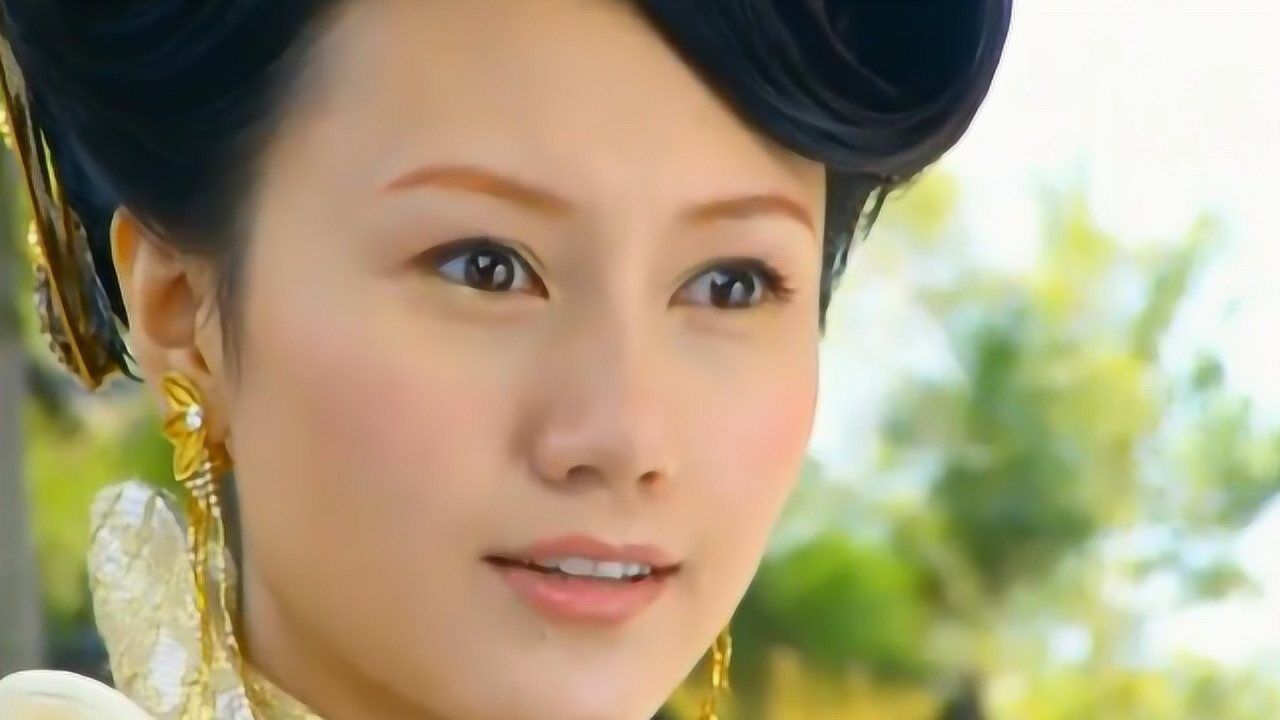 武林群侠围攻仙姬绿母,不料她的武功已达神级,无人能挡!