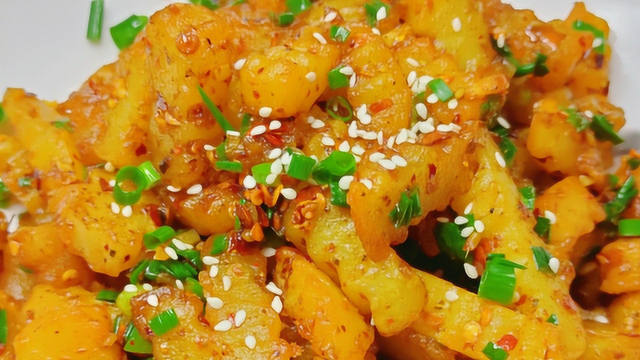 做法简单独特的重庆名小吃狼牙土豆,麻辣鲜香越吃越过瘾,秘制调料很