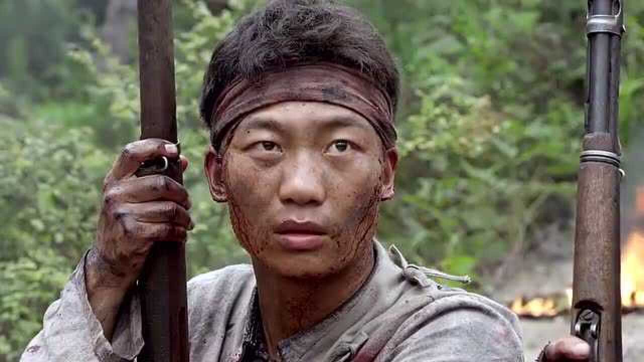 弹尽粮绝的他们,拿着手榴弹准备与敌人同归于尽,拼刺刀