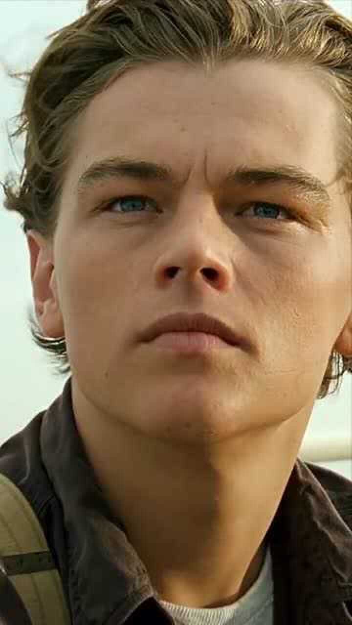 你更喜欢哪个时期的小李子拿着水枪沙滩上奔跑的小李子吗