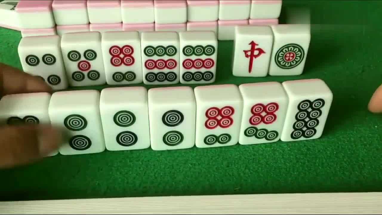 小伙打红中麻将牌友说这把牌可以胡二筒摸了个二筒就伤脑筋