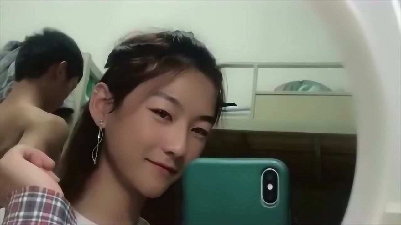 女大学生难道这个小姐姐也是一个女装大佬你们怎么看呢