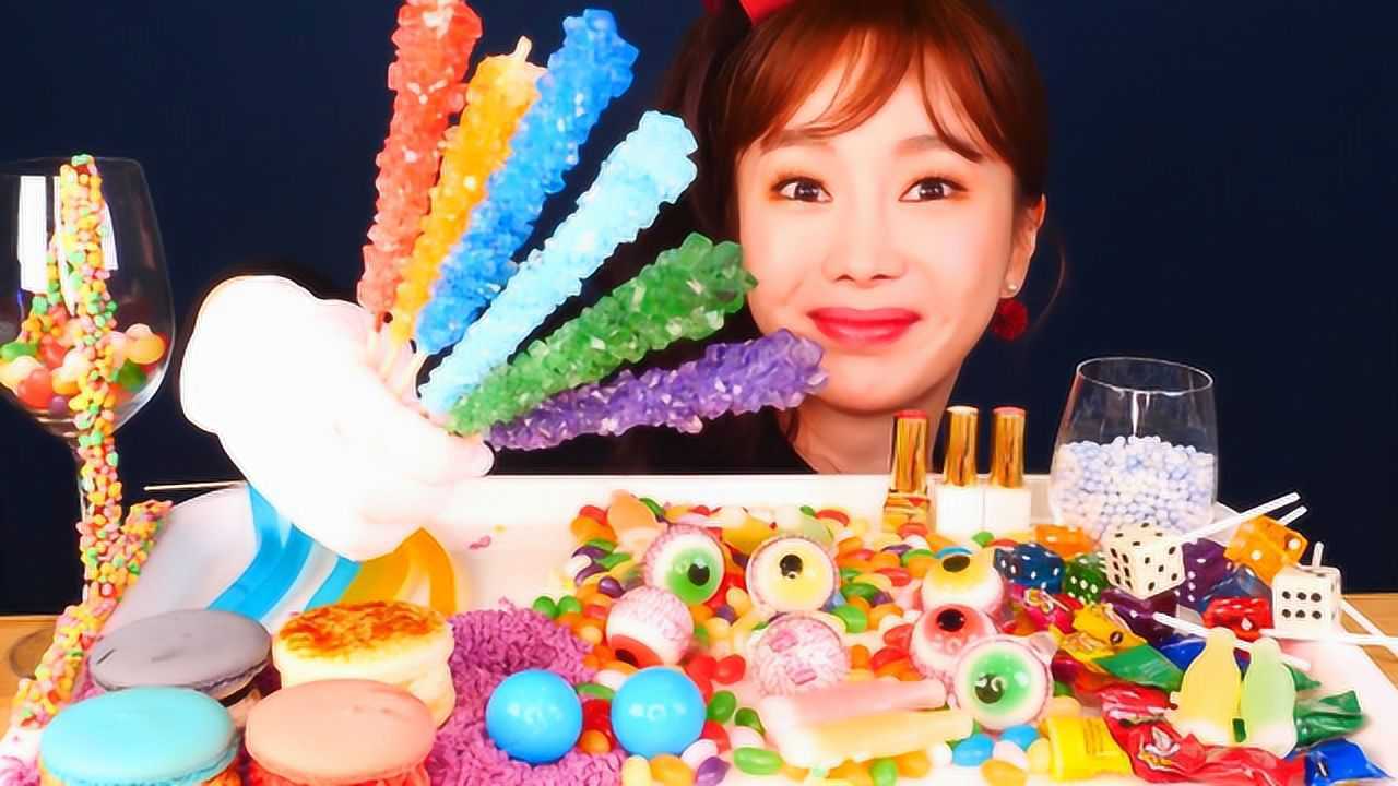 韩国美女吃播准备了各种稀奇古怪的糖果咬在嘴里嘎嘣脆
