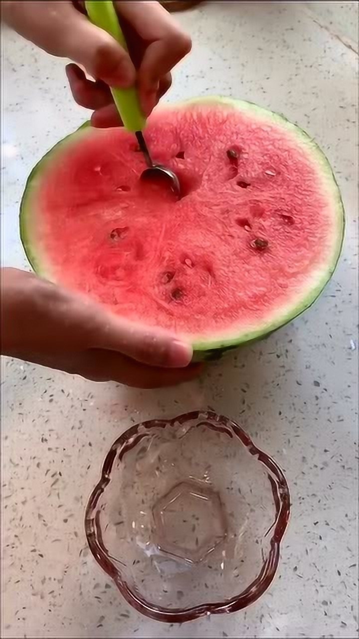 吃西瓜用勺子挖着吃才爽,招待客人也干净整洁舒适又不失优雅