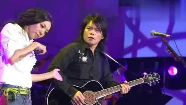 这首歌由万芳作词伍佰作曲,二人再共同演唱,真是郎才配女貌!