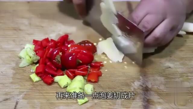 大厨教你泡椒牛蛙的正确做法,蛙肉鲜嫩多汁,好吃到流口水