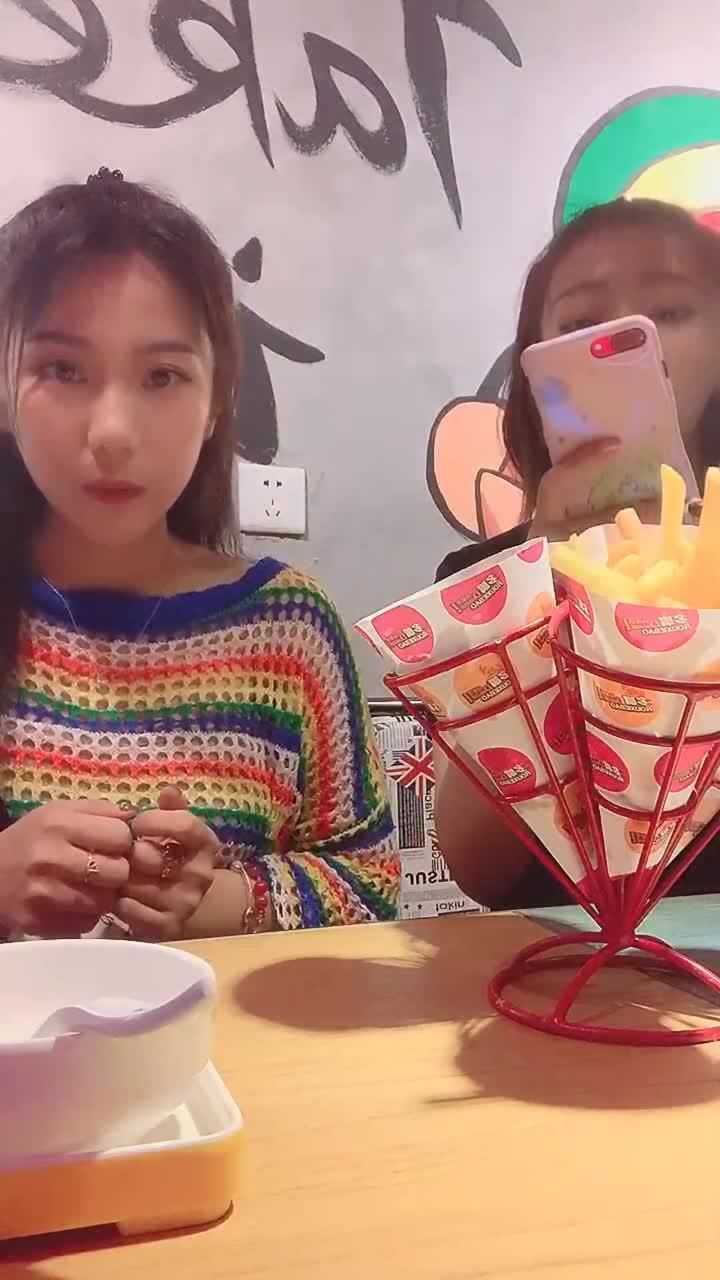 想吃饭可以,但是旁边闺蜜的一个眼神,小姐姐懂了要让手机先吃