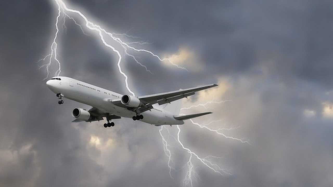 如果飞机在飞行时遭遇雷电击中,机上的人们会发生什么呢?