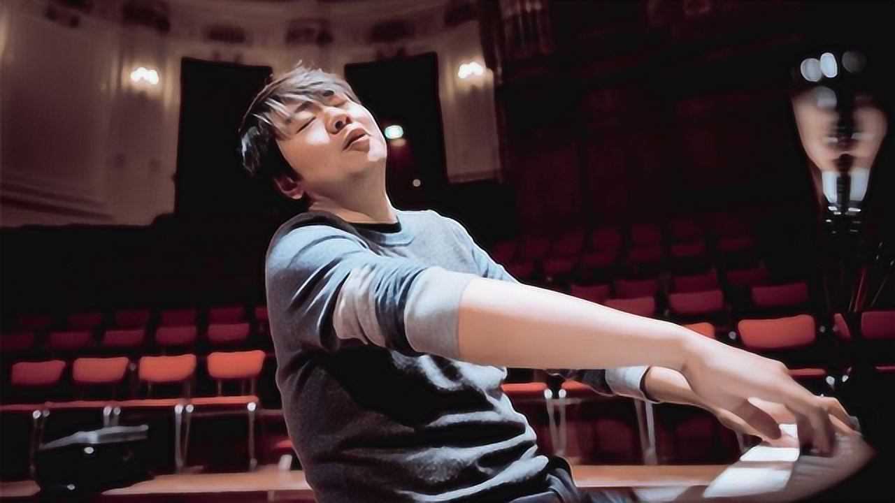 郎朗弹钢琴有多投入闭着眼睛一脸陶醉还曾魔性教学头发起飞