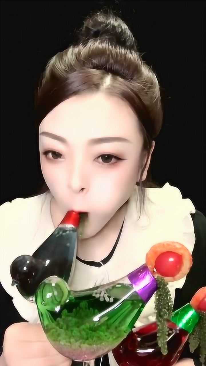 美女喝汽水撑大肚子图片