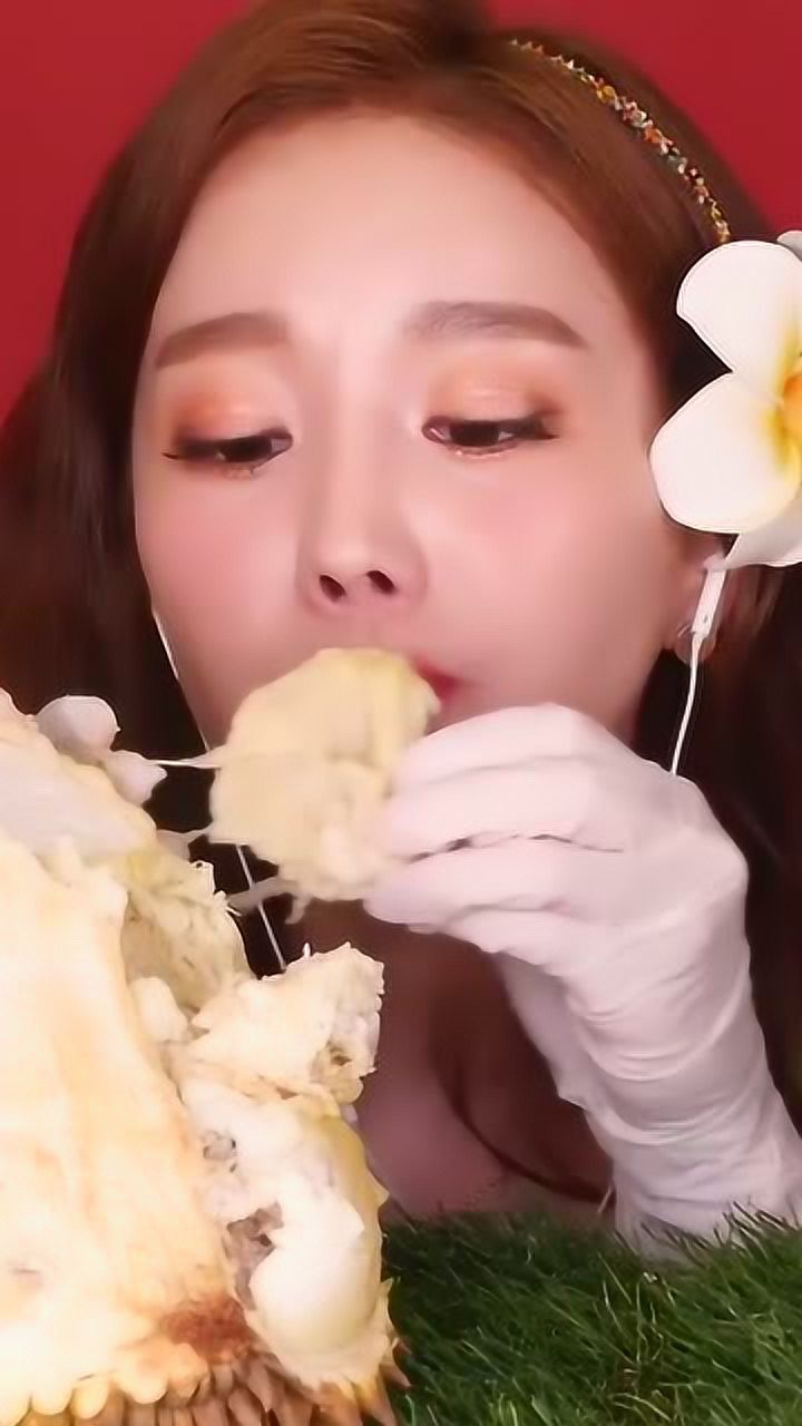 韩国美女吃播:素英吃榴莲,这般的地狱气息隔着屏幕我都受不了!