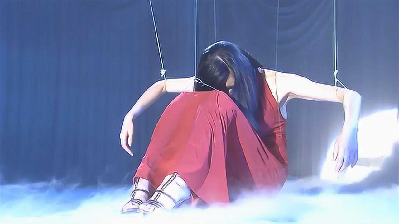 选美冠军被做成提线木偶挂在空中台下观众还以为是节目效果