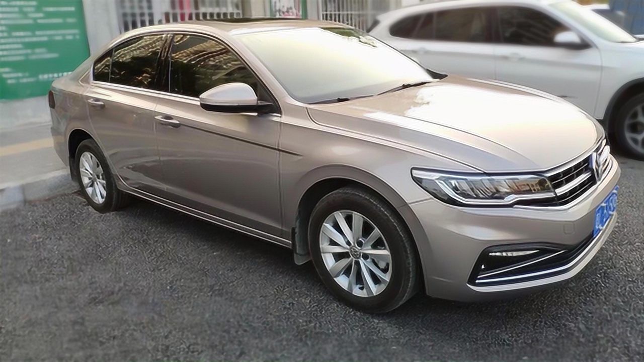 大众19款15l宝来海贝金在夕阳下金光闪闪高级大气颜值高